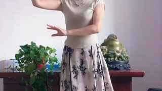 The beauty of mature women: an elegant aura refined by the passage of time