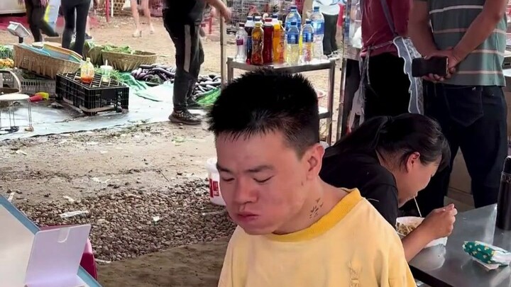"Armless Boy" Goes to the Market to Eat Liangfen—His Optimism and Resilience Are Truly Touching