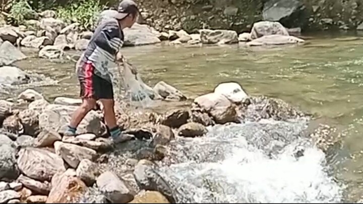 cast net fishing in Nepal | himalayan trout fishing with handmade cast net |
