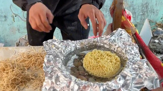 บะหมี่กึ่งสำเร็จรูปรสหอยลายสูตรเชฟมือหนึ่ง ราคาถ้วยละ 5 หยวน