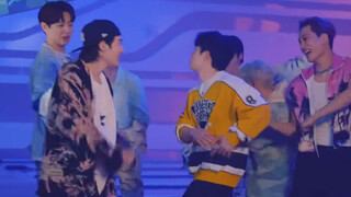 Cara berjalan terbaru KPOP! Tantangan santai hear me out dari EXO! Gerakan ini sangat sederhana, ayo