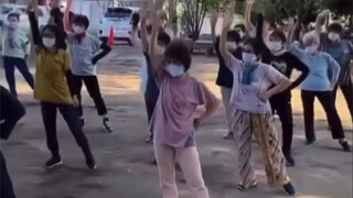 当男团舞成为了广场舞…奶奶们好可爱！ SEVENTEEN Pretty U