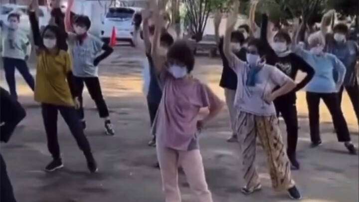 Khi vũ đạo nhóm nhạc nam trở thành điệu nhảy quảng trường… Các bà thật đáng yêu! SEVENTEEN Pretty U