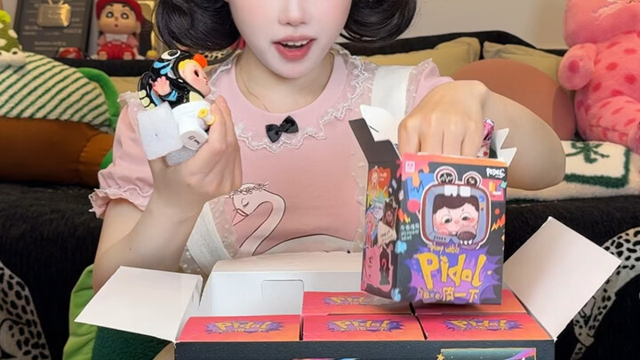 Kegiatan sehari-hari boneka mekanik membuka kotak misteri