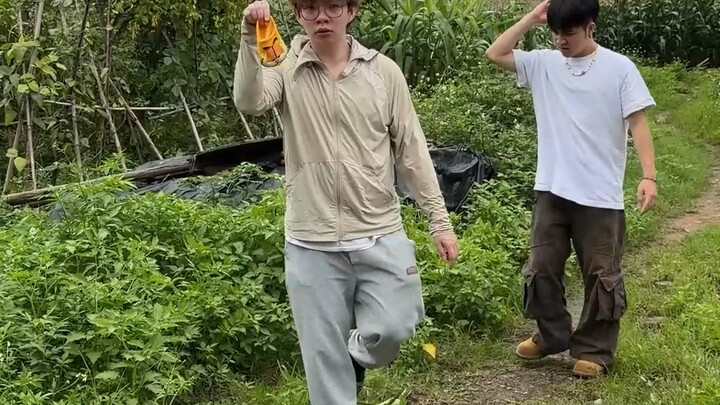 Dia ternyata membeli sepasang kaus kaki yang begitu mahal