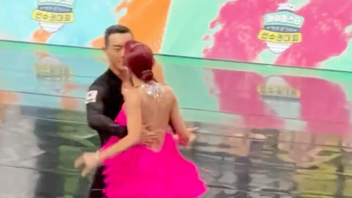 بما أن ويبو تعطل، فلنُشاهد مرة أخرى رقص شين شيانتينغ للرقصات القياسية!