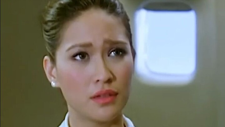 Tiếp viên hàng không dùng giày cao gót khuấy cà phê...