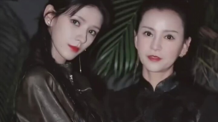 Hai mẹ con giống nhau như đúc, lúc ở bên mẹ, Yu Xi trông đáng yêu quá! "Trương Yu Xi"