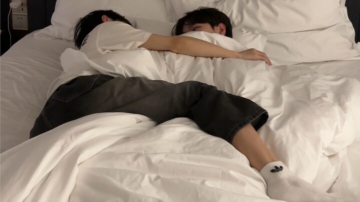 Pose tidur seragam pasangan di musim dingin