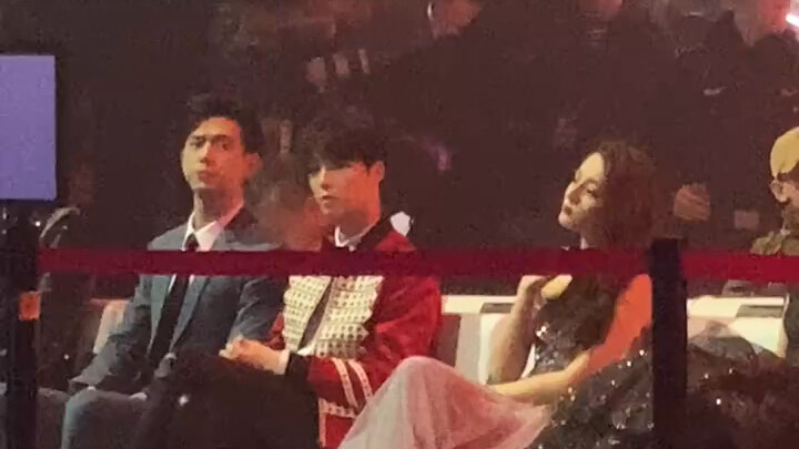 Cuối cùng WOC cũng hiểu tại sao ai cũng bảo cô ngoài đời còn “nữ thần” hơn trên sân khấu: cái khí ch