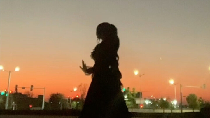 Menari "Nada Putus yang Disusun" di bawah sinar matahari terbenam