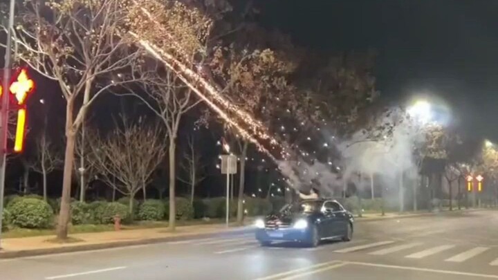 5 คนนั่งรถไปยังช่องแสงบนหลังคาเพื่อจุดพลุ ตำรวจจราจร: จัดให้!