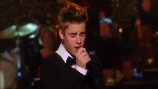 【X Factor现场】Justin Bieber - Under The Mistletoe (2011)