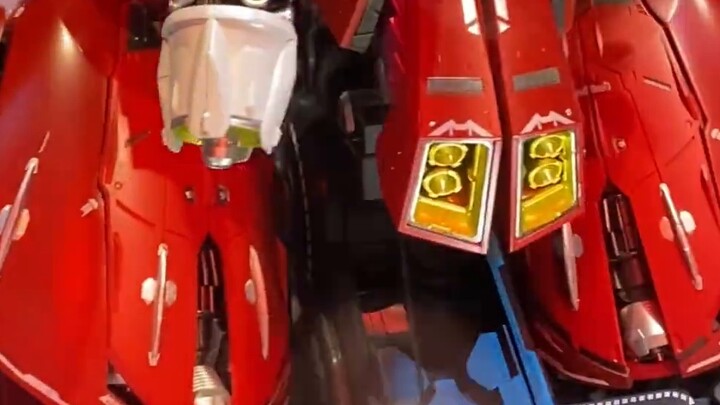 A close look at the dismantling of Takumi Sazabi