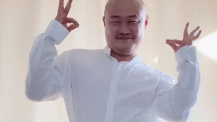 【ลุงกวง】มาแล้ว วันนี้เขาน่ารักเซ็กซี่ไหม? เต้นเพลง “Up and Down” ของ EXID กัน
