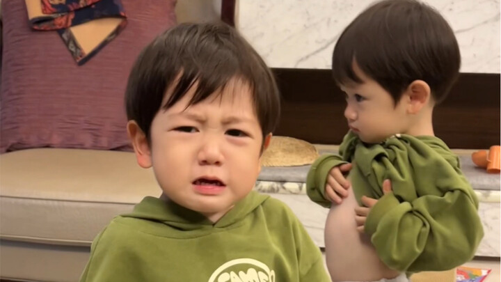 弟弟假装拿走了他的咪咪，他竟然崩溃了