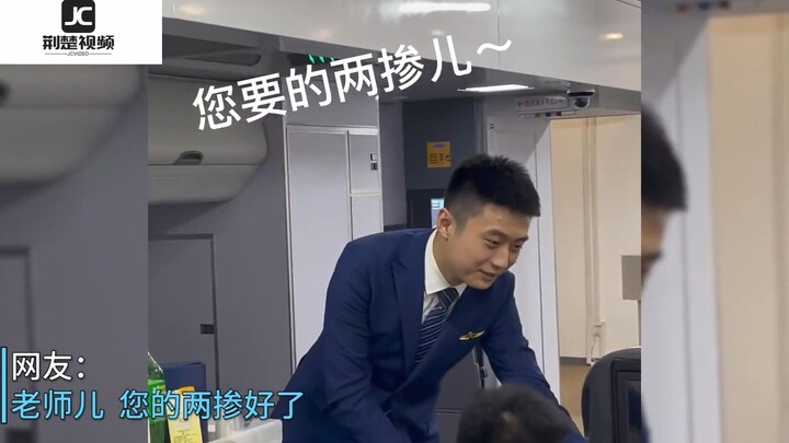 Tại phòng thi của Học viện Quản lý Công nghiệp Hàng không, phân đoạn hài hước “Lưỡng Trộn Nhi” được 