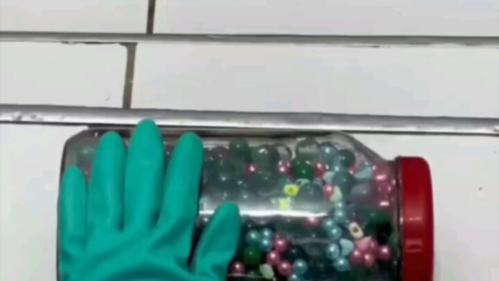 ลูกแก้วในขวดแก้วกลิ้งลงบันได