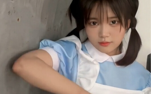 Pelayan level maksimal ketuk pintu sambil berganti kostum, Tuan, jam berapa Anda pulang?