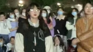 Sinh viên đại học đóng cửa nhảy múa trong trường và chơi bóng theo cách cầu kỳ trong khuôn viên trườ