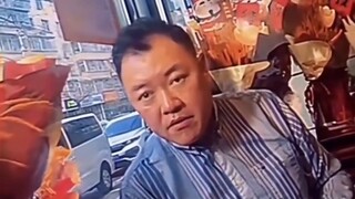 عندما كان أهل شمال شرق الصين يتناولون الطعام معًا، فوجئ رجل شاب باتصال هاتفي، مما أثار رعب اثنين من 