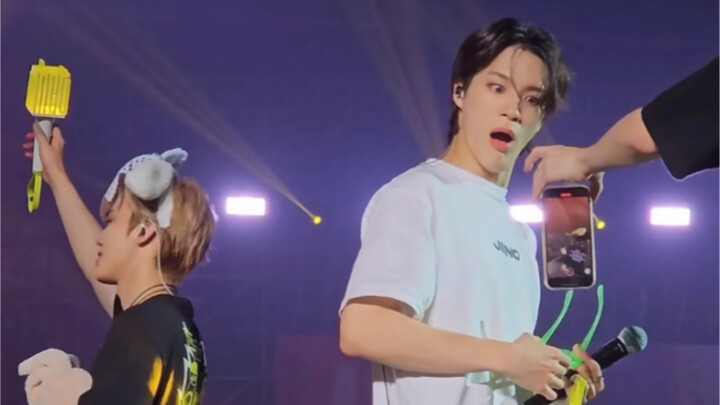 Chú cún sửng sốt! 🐬: hiong, xem fan ném điện thoại lên sân khấu kìa 🐶: (mặt ngỡ ngàng) Lập tức đưa c