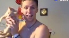 قطة صغيرة في الخارج تحب جدًا أن يلمسها الناس، وإذا لم تُلمس فإنها تصرخ بصوت عالٍ، إنها لطيفة وقوية ف