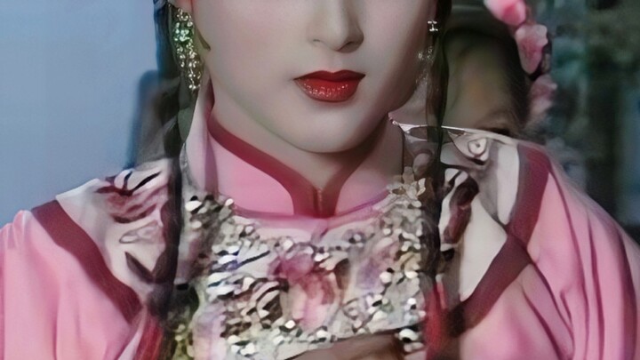 “Yang bisa membuat seorang raja terpaut cinta seumur hidup, sampai rela mengabaikan seluruh istana d