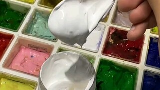 นักเรียนศิลปะอวดระดับของสีขาว