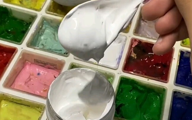 Sinh viên mỹ thuật khoe cấp độ của màu trắng