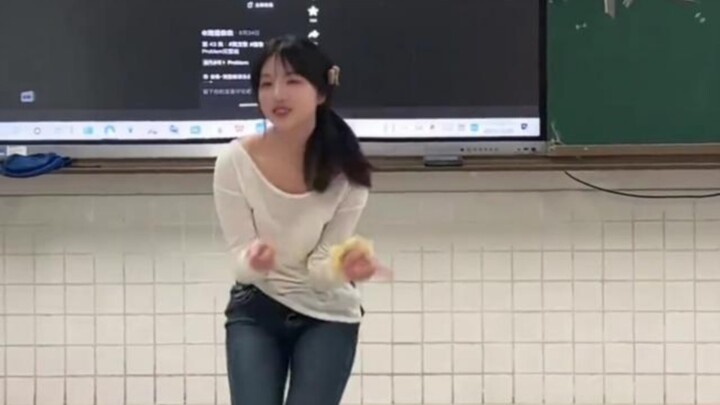 Malam Tahun Baru dengan penampilan tari yang penuh energi! Kalau muda ketemu cewek kayak gini, bisa 