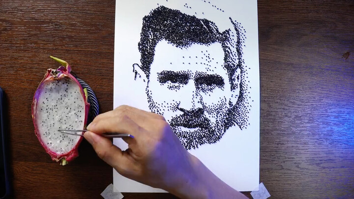 Seniman menciptakan Raja Bola Plum menggunakan biji buah naga