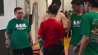 【中超】把孩子吓坏了！浙江球迷输球情绪失控围住成都小球迷并要求脱衣服！