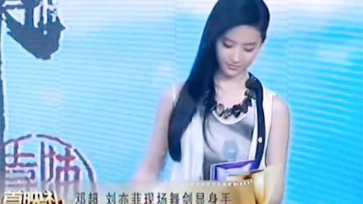 Lưu Diệc Phi: Bạn đã từng học kiểu hoa kiếm đó chưa? Những kiểu hoa kiếm Lưu Diệc Phi từng tạo dáng 