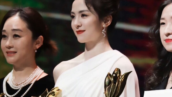 Congratulations to Tang Shiyi for becoming the first female lead of the Magnolia Awards born in the 