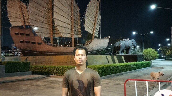 AEC Trade Center สถานที่กว้างขวาง ที่จอดรถเยอะ แต่ดูเงียบมาก ดูไม่ค่อยมีeventจัดงานเท่าไหร่