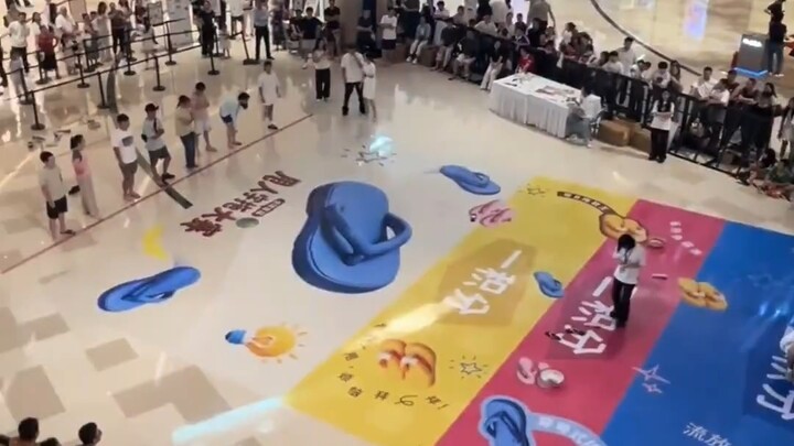 ห้างสรรพสินค้าแห่งหนึ่งในเซินเจิ้นจัดการแข่งขันปาถุงเท้า หนุ่มคนหนึ่งปาได้อย่างแม่นยำเข้าไปในกะละมัง