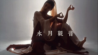 那日穿了新衣，兴致来了便即兴了一段，命名为“月下慈悲”