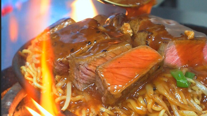 Vừa tan ca đêm, tranh thủ ăn vội gói mì tôm.