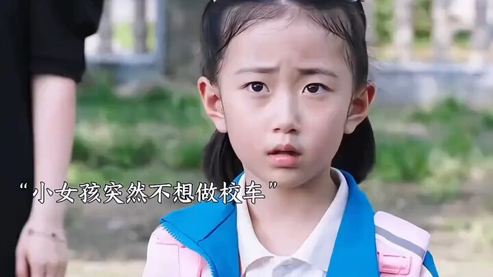 الفتاة الصغيرة رفضت رفضًا قاطعًا ركوب حافلة المدرسة، حتى اكتشفت الحقيقة بعد مراجعة لقطات الكاميرا!