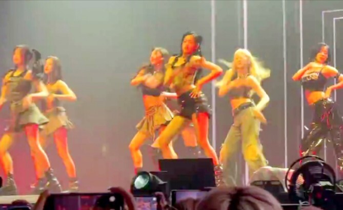 BabyMonster performs a medley of 2NE1 songs at the 2NE1 concert!