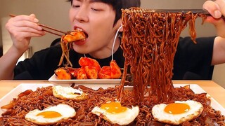 [Kuliner] [Mukbang] Jajjangmyeon, telur goreng, kimchi lobak dan daun bawang.