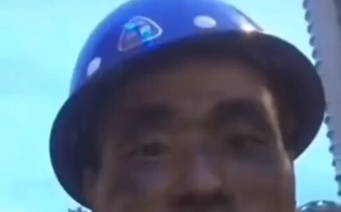 جاء طالب كبير من قسم الهندسة المدنية إلى KTV لغسل قدميه.