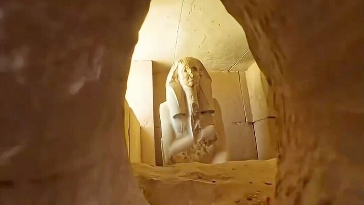 لقد أدخل الكاميرا إلى الهرم!