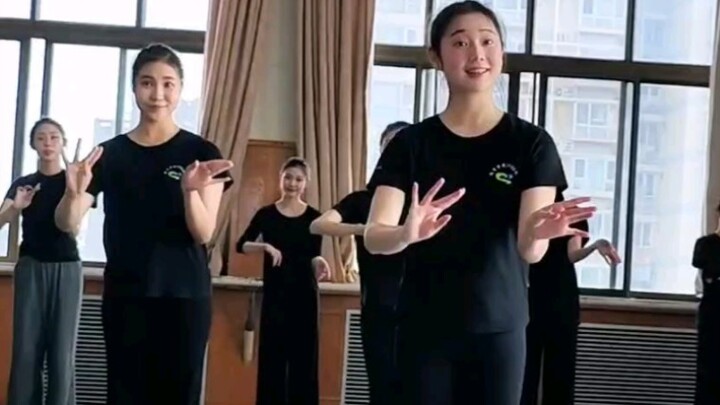 [Berjabat tangan dua kali] Budaya Tiongkok mengalir dalam darah kita! Rasa Cina yang kuat!