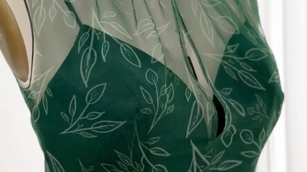 Membuat gaun mini warna hijau tua berkerah tinggi lengan panjang