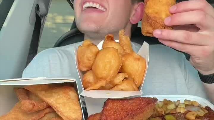 Saudara ini menantang dirinya sendiri untuk makan masakan Tiongkok sepanjang hari, dan cara makannya