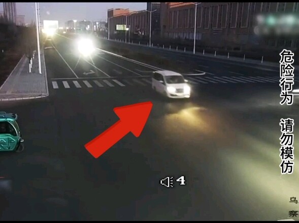 Phân tích tai nạn: Xe địa hình say xỉn vượt đèn đỏ lúc rạng sáng, đâm vào xe khách nhỏ và xe ba bánh