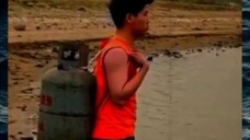 berenang pakai tabung oksigen❌, berenang pakai tabung gas LPG ✅. 🤣😂. (KUMPULAN MEME)