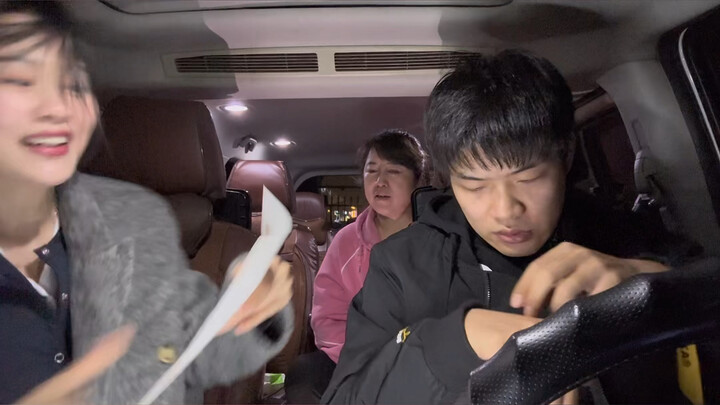 #Cuộc sống hàng ngày của cặp đôi Cảm giác luôn cách nhau một bước, các bạn có thấy quen quen không?